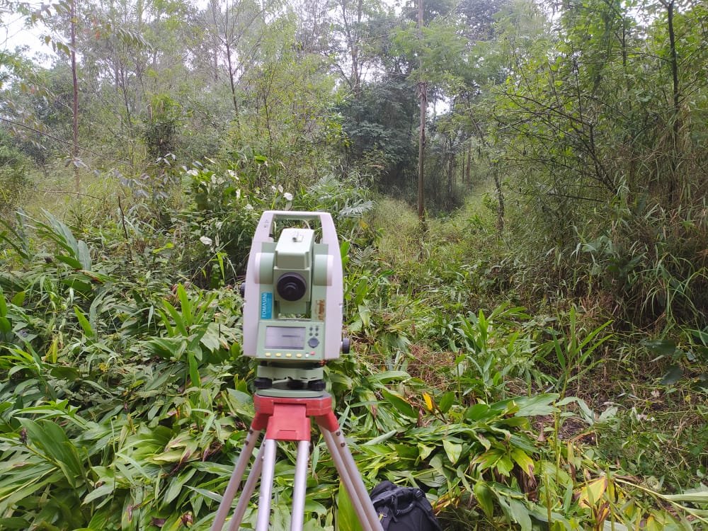 Equipe da TerraVista Topografia realizando levantamento em campo